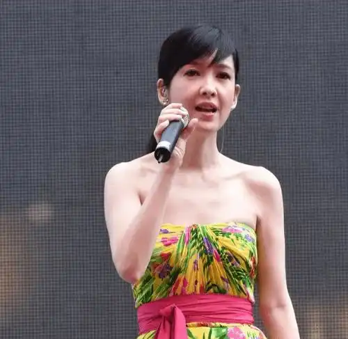 拿下李嘉欣周慧敏陈法蓉三大美女的他有什么魅力56岁还私会美女