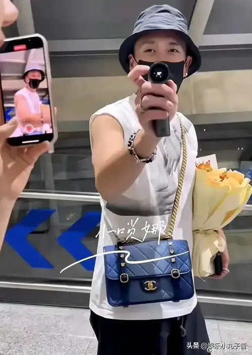 痞帅天花板黄宗泽这背的是女包吧,不过他背着也没有违和感