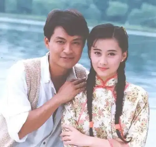 马景涛家里又旧又破,满是老旧电器,真的破产了