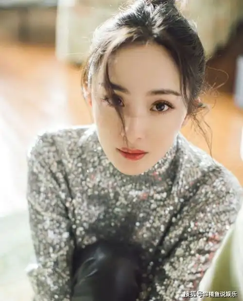 口罩还能这样戴杨幂亮片毛衣搭配钻石口罩,妥妥的闪光少女