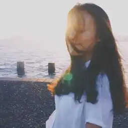 女生头像纵使被伤千疮百孔仍有骑旋转木马的少女心