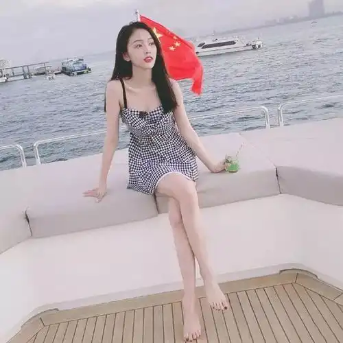 吴宣仪晒私服照,穿粉色卫衣牛仔裤,背3万4的包包高调又甜美