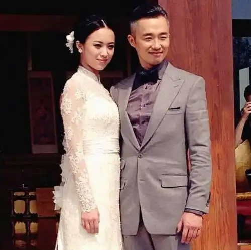 央视知名女主持人,24岁嫁42岁患病丈夫,辞职甘愿做她背后的女人