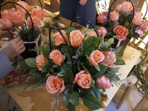 今日,这群美女齐聚古城,手拿一束束鲜花,做啥呢