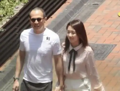 女友深夜发文惹情变风波李泽楷亲自回应否认传闻