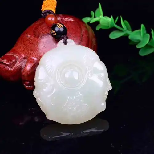 和田玉一念成佛一念成魔手把件寓意丰富的玉雕艺术品,可盘玩,也可佩戴中国天气网