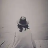 盘腿的女生头像戴帽子网图女生戴帽子盘腿坐的头像