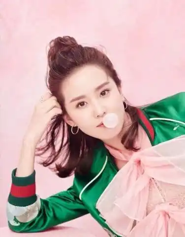 刘诗诗露天鹅颈气质超然,优雅短发甜美出镜,网友吴奇隆宠的好