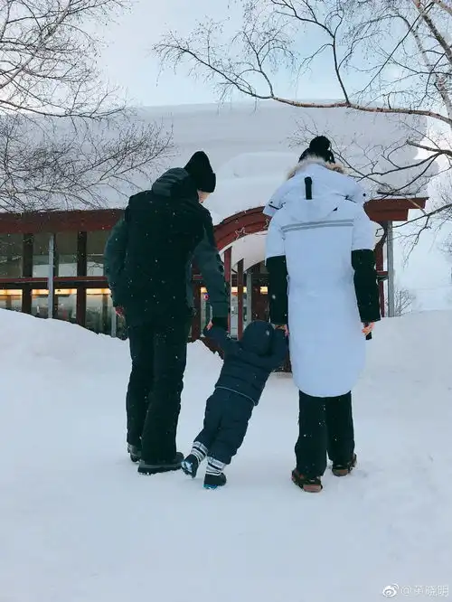 杨颖带小海绵外出滑雪仍不见黄晓明,母子俩大笑心情好画面太温馨
