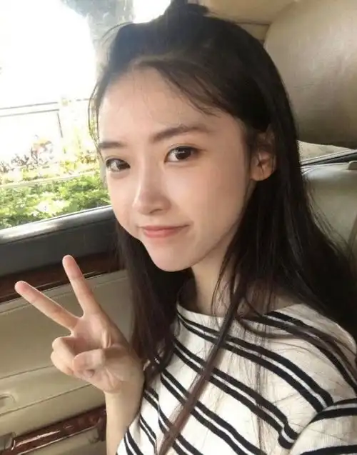 曾红极一时的剪刀手女孩,富豪许诺等她10年,现在过得如何了