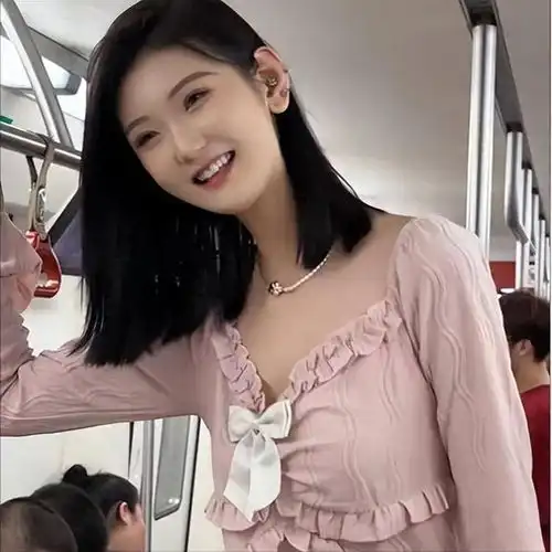 20岁女孩身高2.26米,貌美如花,妈妈却嫌弃比门还高,咋找对象
