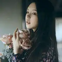 求手里拿着一朵玫瑰花抹着红色唇彩的头像