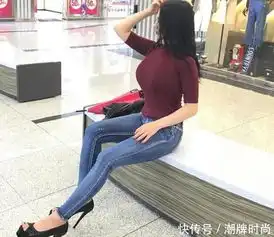 时尚街拍身材曼妙的牛仔裤美女,优雅迷人,特别吸引眼球