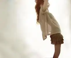 求qq女生头像,身后要有景色的,类似唯美的,谢谢了