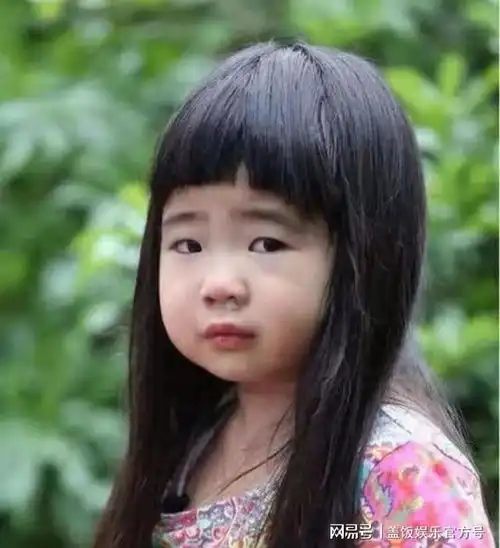 曹格晒12岁女儿近照,穿露脐装撞脸宋慧乔,曹格嘟嘴遭女儿嫌弃
