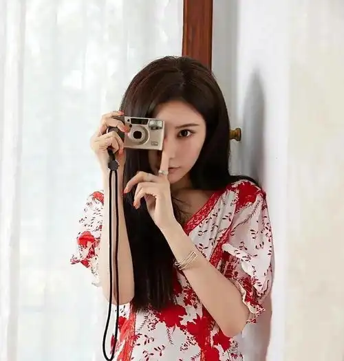 红色格子裙穿出美女好身材好气质