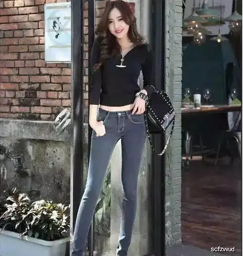 路人街拍紧身牛仔裤美女,大长腿很显眼