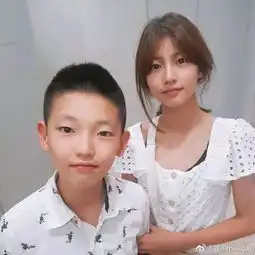 还记得韩版爸哪的宋智雅吗,她现在长成小美女了