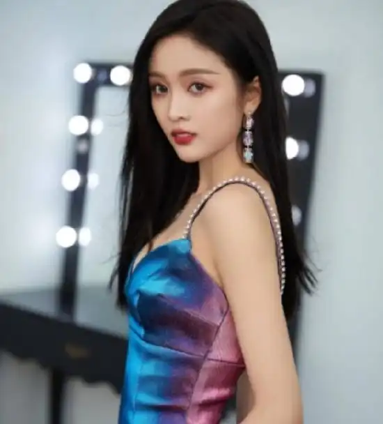 吴宣仪挑战5cm蹦迪裙,却忘记身后有面镜子,女神身材彻底暴露了
