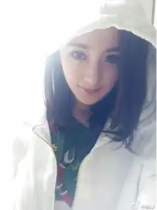 奶茶妹妹pk杨幂,两大新晋辣妈谁最有少女感