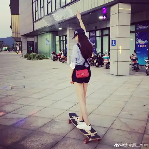 沈梦辰化身滑板少女酷炫上线穿热裤一双大长腿十分抢镜
