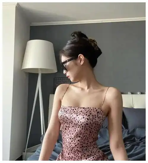 人间香奈儿金智妮晒照,性感锁骨直角肩抢镜,网友身材真太好了