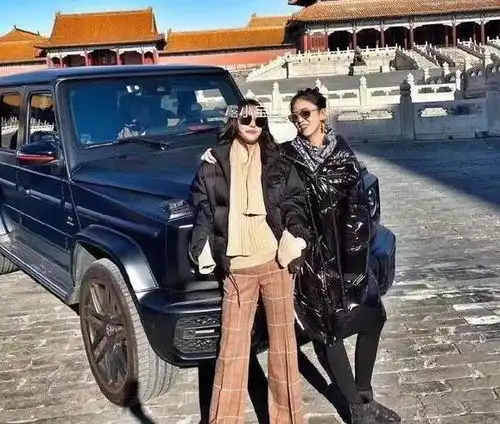 网红开车进故宫态度很嚣张,身份背景被深挖后,网友难怪素质差