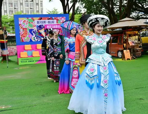玉林三月三假期首日,帅哥美女和市民们欢聚一堂,共庆民族盛会