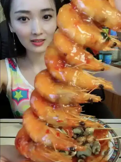 美味大虾姐姐吃的真爽啊,网友们都看馋了吧,美女的颜倒是很耐看