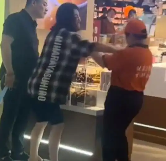 女子直接试吃售卖食品,被劝阻后辱骂员工,女子身份竟然是老师