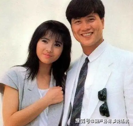万梓良近况,与恬妞离婚后,娶了空姐郭明黎,俩人合照像父女