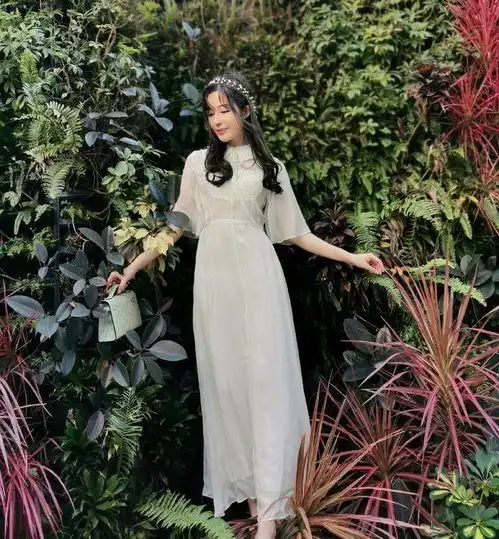 汤晶媚真是人如其名,穿渐变色抹胸轻纱裙,33岁还是少女肌肤
