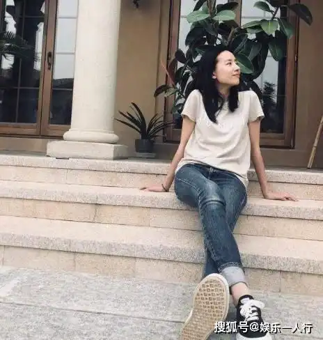 带你看看董洁住的豪宅,家里地板家具都是木质的,客厅摆满照片