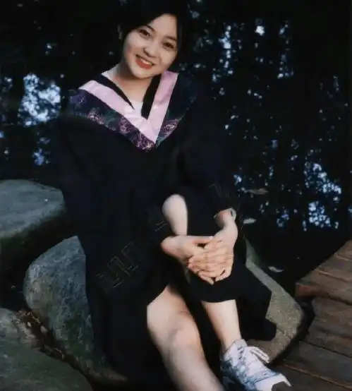 林妙可晒古风写真,穿汉服卖萌优雅淑女,无修图旗袍装暴露真实身材