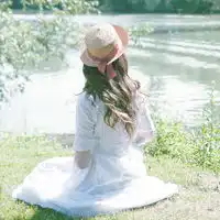 我认识一个结了婚的小姐有四五年了,说一个月给她两千块就不出去做了