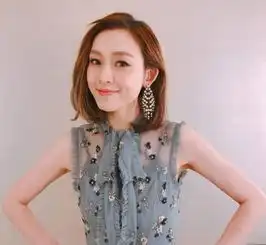 明星和花容月貌的空姐合影,你发现了什么网友只有她完胜