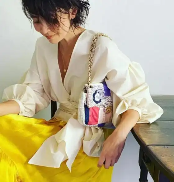 48岁中年女人喜欢简约气质风,初夏穿搭清爽时尚,时尚优雅