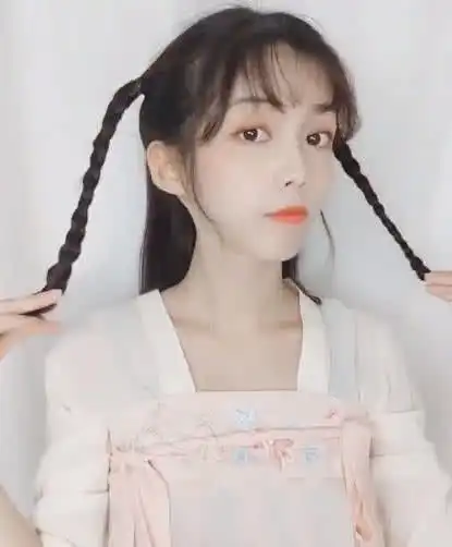 女生穿汉服别散着头发了,最近流行桃花辫,秒变初恋脸