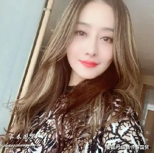 冻龄女神46岁琼瑶女郎皮肤紧致白皙,女人味十足