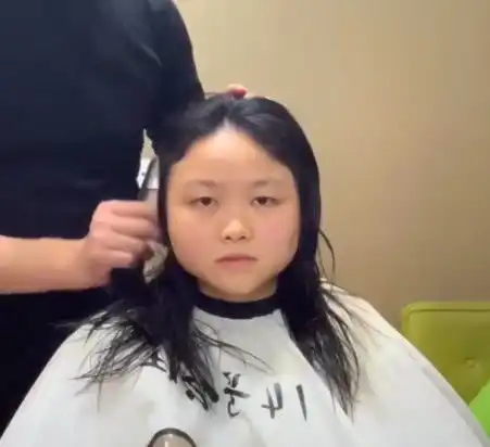 女大学生单身4年无人追,换过发型后,男生后悔莫及