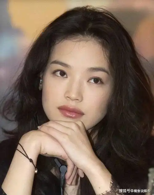 路人镜头下的舒淇好美,微卷长发气质迷人,这状态真不像45岁