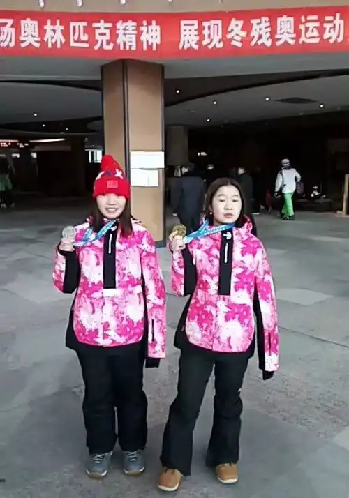 捷报广南女运动员在全国残疾人单板滑雪项目上摘金夺银