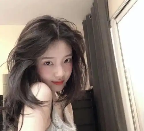 女生突然发来这3个字,98是表白,臭弟弟你可走点心吧