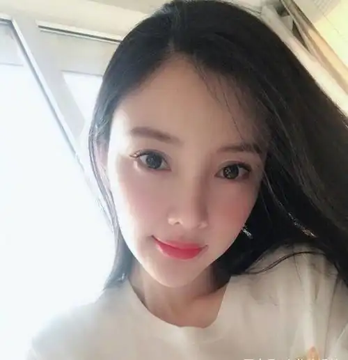 李小璐与母亲接甜馨放学,祖孙三人罕见同框,遇强风用手护住女儿