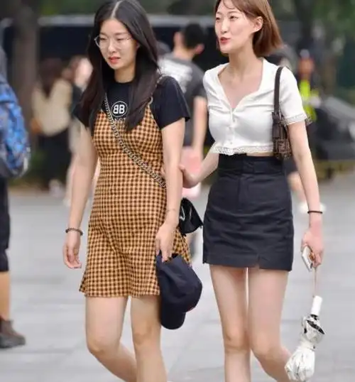 街拍百般难描的小姐姐,一件吊带背心配红色休闲裤,女人味十足