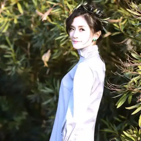 谢娜带孩子打疫苗,她却泪流满面,网友都是幸福的眼泪