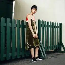 原宿街拍连衣裙和牛仔裤成小个子女孩的人气单品
