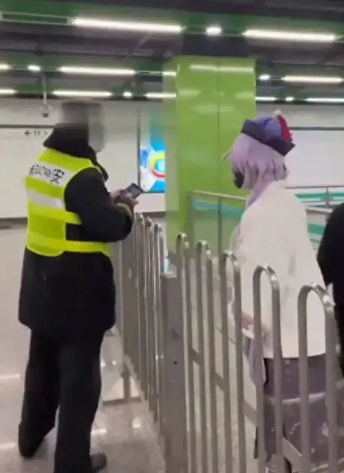 地铁工作人员请你卸妆,网友吵翻