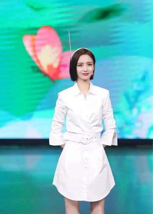 佟丽娅保养的不像是奔四的女人,穿黑色吊带裙,好身材都现出来了