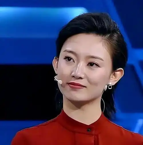 央视主持人李七月,不再被重用,她身上究竟发生了什么
